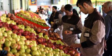 علت جهش قیمت میوه و سبزیجات در شهریور/ از اخراج کارگران افغان تا سرمازدگی و قطعی برق