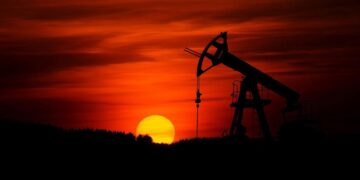 عقبگرد قیمت نفت در بازار جهانی/احتمال افزایش صادرات نفت عربستان به چین