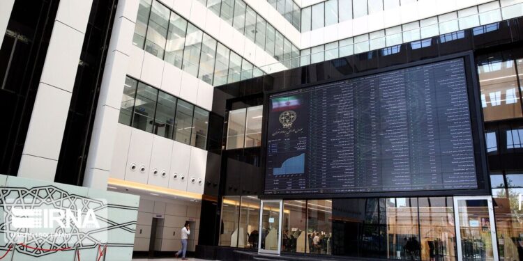 واکنش سیاسی بازار سرمایه؛ بورس ۵۰ هزار واحد عقب نشینی کرد