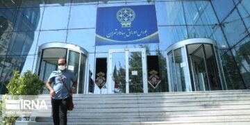 بورس از نظر ارزندگی جذاب است اما زیر فشار نااطمینانی قرار دارد